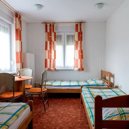 1550 Hostel *